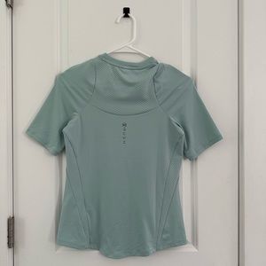 XS Under Armour Athletic Shirt